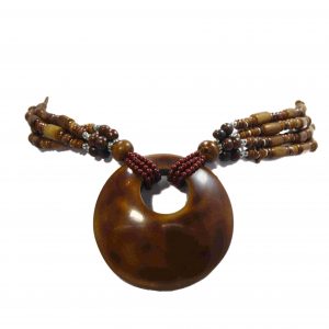collar café de concha con madera