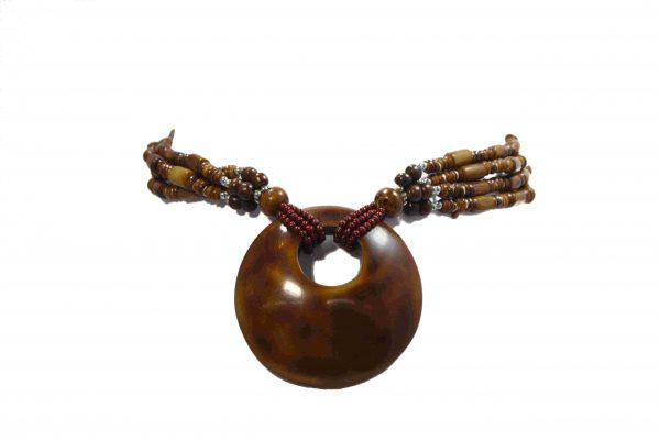 collar café de concha con madera