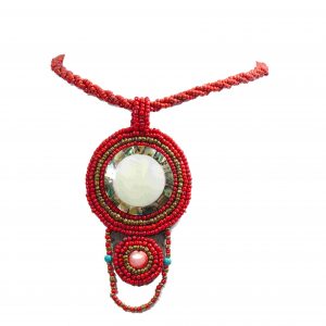 Collar rojo con pendiente