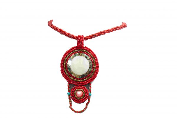 Collar rojo con pendiente