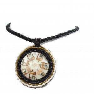 Collar negro de shakira con pendiente