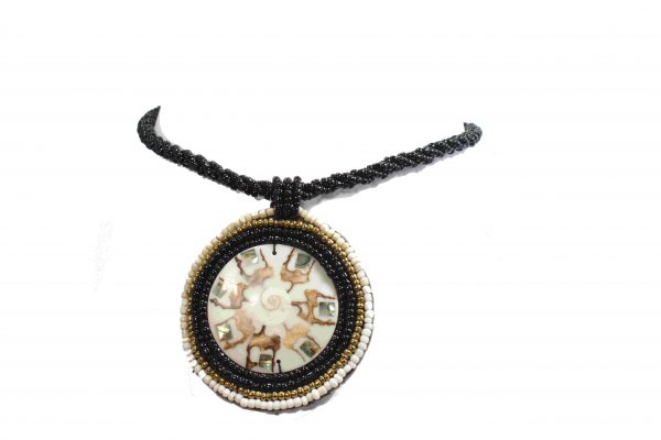 Collar negro de shakira con pendiente